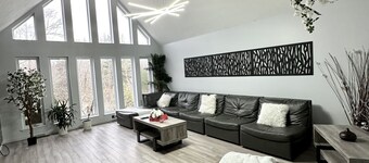 PRIVATE OUTDOOR HEATED POOL, The Running Eagle spacious home, Game Room&Hot Tub