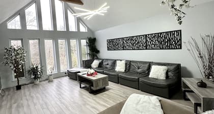 PRIVATE OUTDOOR HEATED POOL, The Running Eagle spacious home, Game Room&Hot Tub