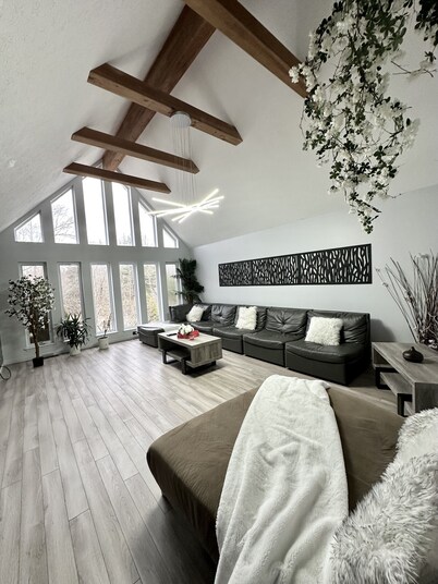 PRIVATE OUTDOOR HEATED POOL, The Running Eagle spacious home, Game Room&Hot Tub