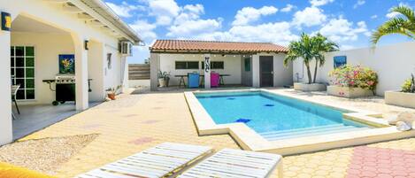 Una piscina al aire libre