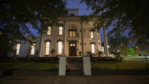 A large, stately building with a central entrance, columns, and a balcony. - Belle Louise Historic Guest House (Paducah)
