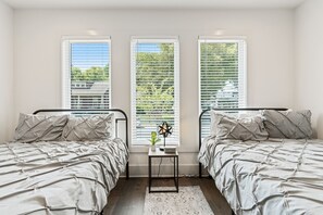4 bedrooms, desk, iron/ironing board, free WiFi - East Nashville secret* Sleeps 12* 4BR 4BA* NASH3* NEW* 2 Miles to Broadway (Nashville)