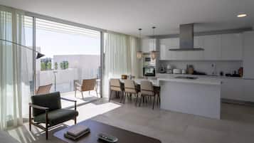 Una Smart TV, una chimenea, un reproductor estéreo