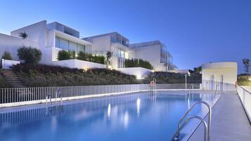 Una piscina al aire libre