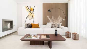 Una Smart TV, una chimenea, un reproductor estéreo