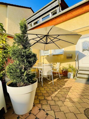 Outdoor dining - Historic vacation home on the Main, 110 sqm, large terrace, modern and renovated (Mainz-Kostheim)