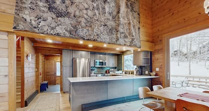 70's style home near Village with private hot tub & fireplace - dog-friendly