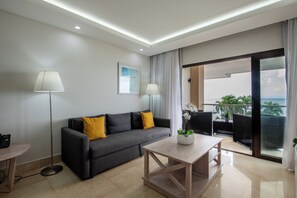 Suite Deluks, Bebas Asap Rokok, pemandangan samudra | Area keluarga | Smart TV 43-inci dengan saluran TV digital, TV, dan layanan streaming