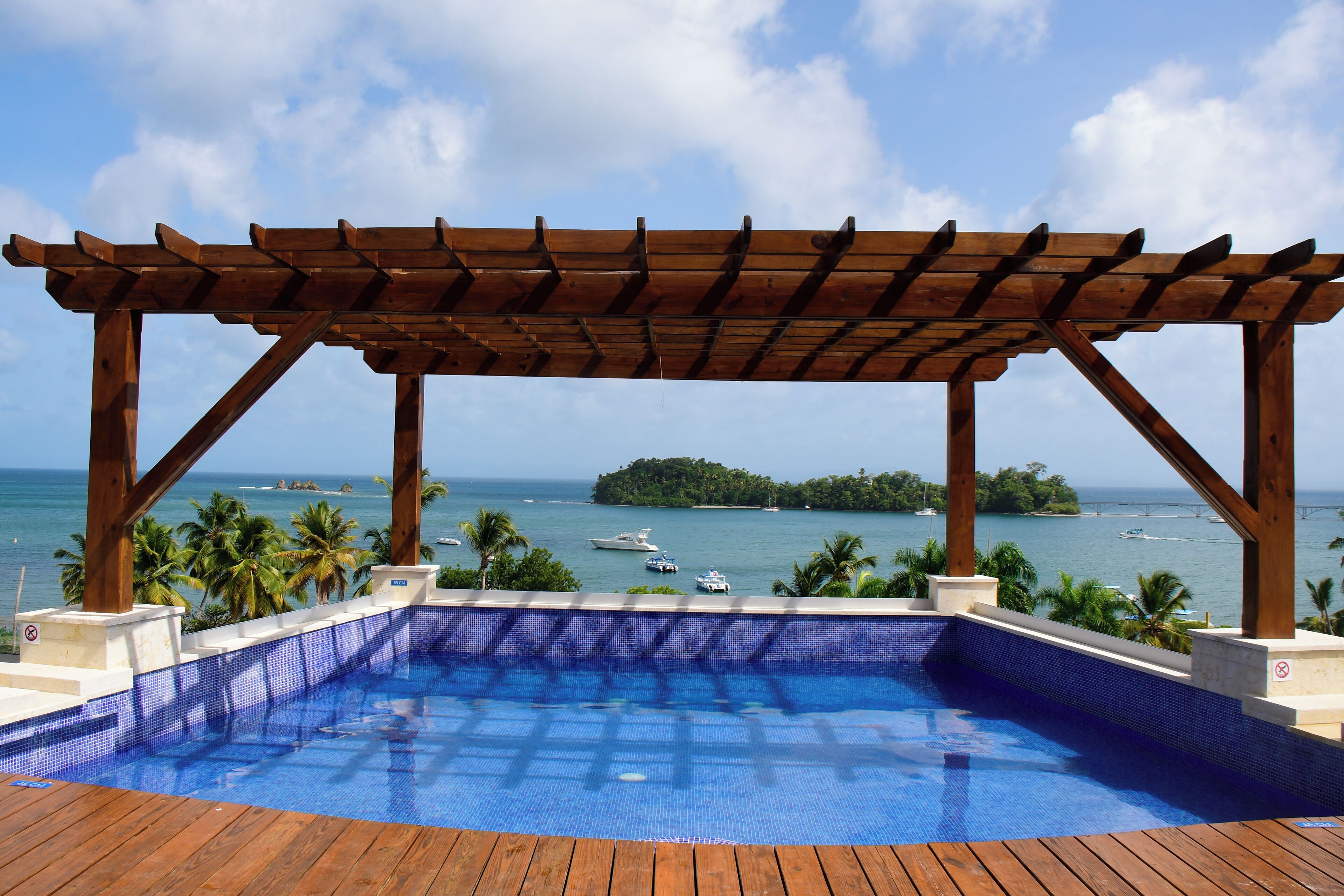 3 piscines extérieures, parasols de plage, chaises longues
