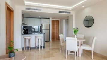 Family Suite, Non Smoking, Ocean View | Private kitchen | Cookware/dishes/utensils