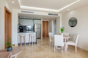 ห้องแฟมิลี่สวีท, ปลอดบุหรี่, วิวทะเล | ครัวส่วนตัว | เครื่องครัว/จาน/ช้อนส้อม