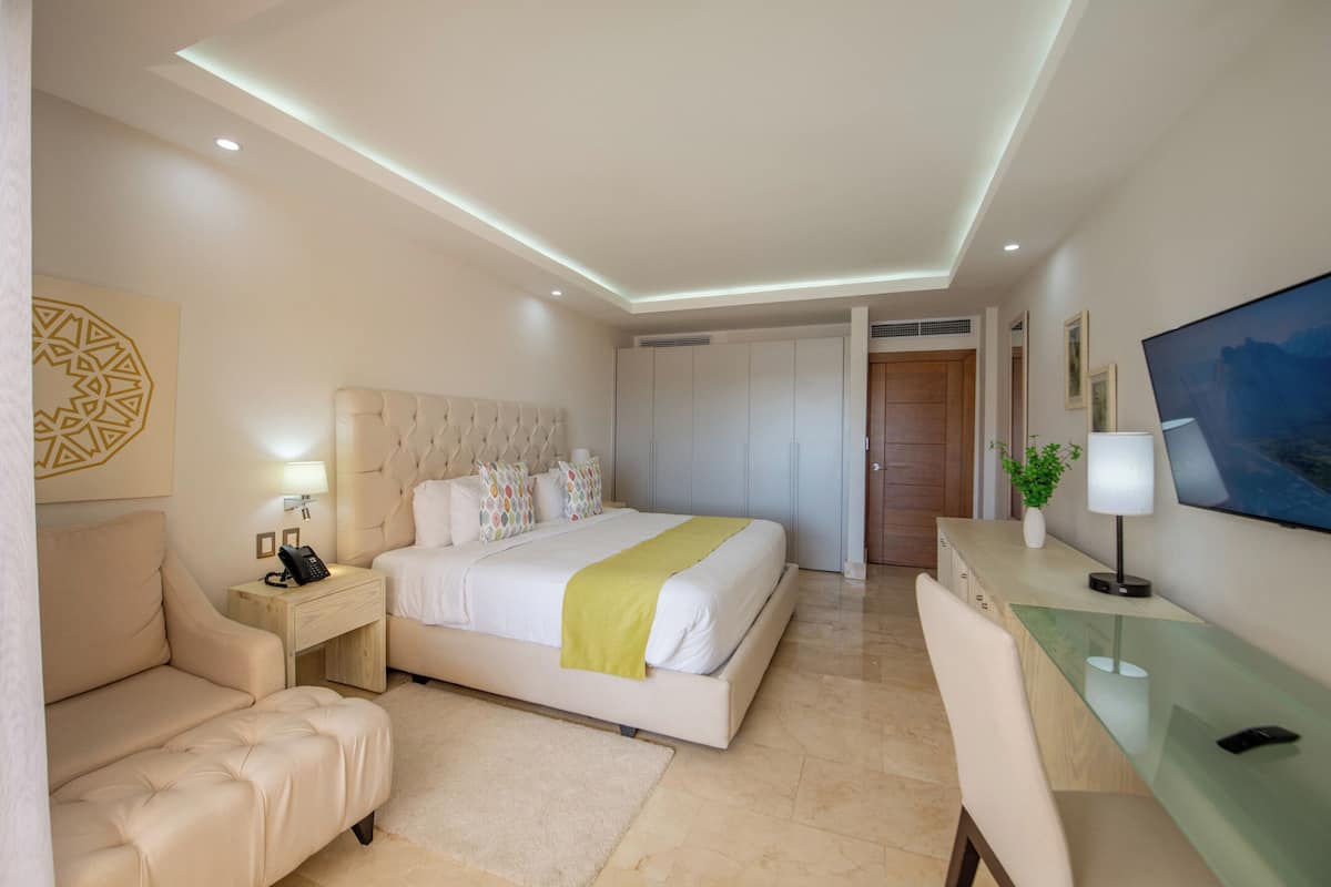 Premium kamer, 1 kingsize bed, keuken, uitzicht op oceaan | 1 slaapkamer, een minibar, een kluis op de kamer, een bureau