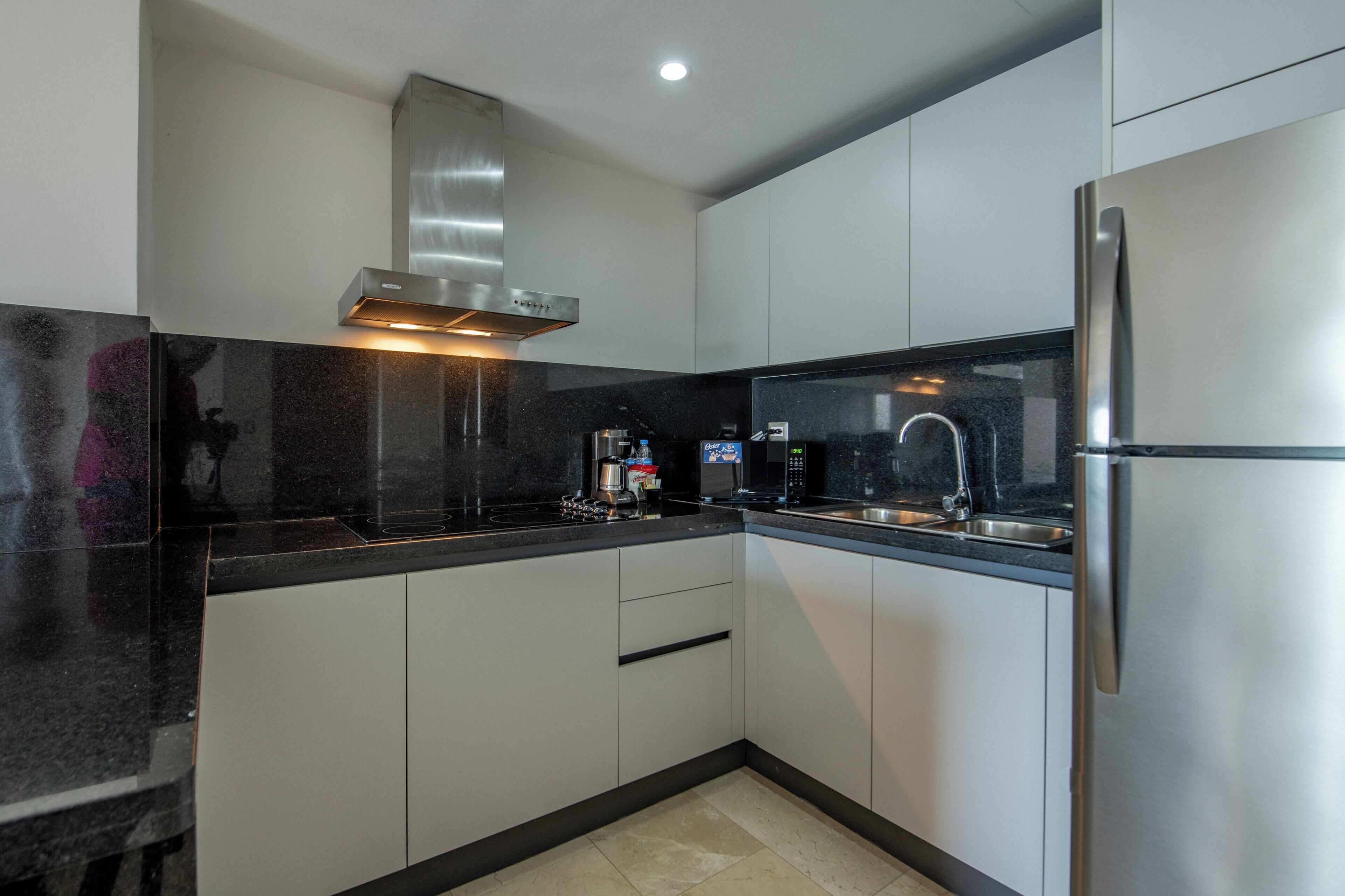 family suite, non smoking, ocean view | shared kitchen | cookware/dishes/utensils