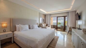 Junior studio suite, niet-roken, uitzicht op zee | 1 slaapkamer, een minibar, een kluis op de kamer, een bureau