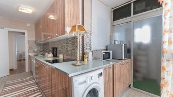 Microondas, lavavajillas, cafetera o tetera y utensilios de cocina