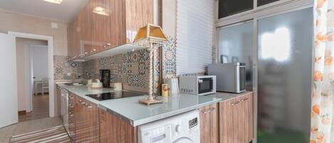 Microondas, lavavajillas, cafetera o tetera y utensilios de cocina