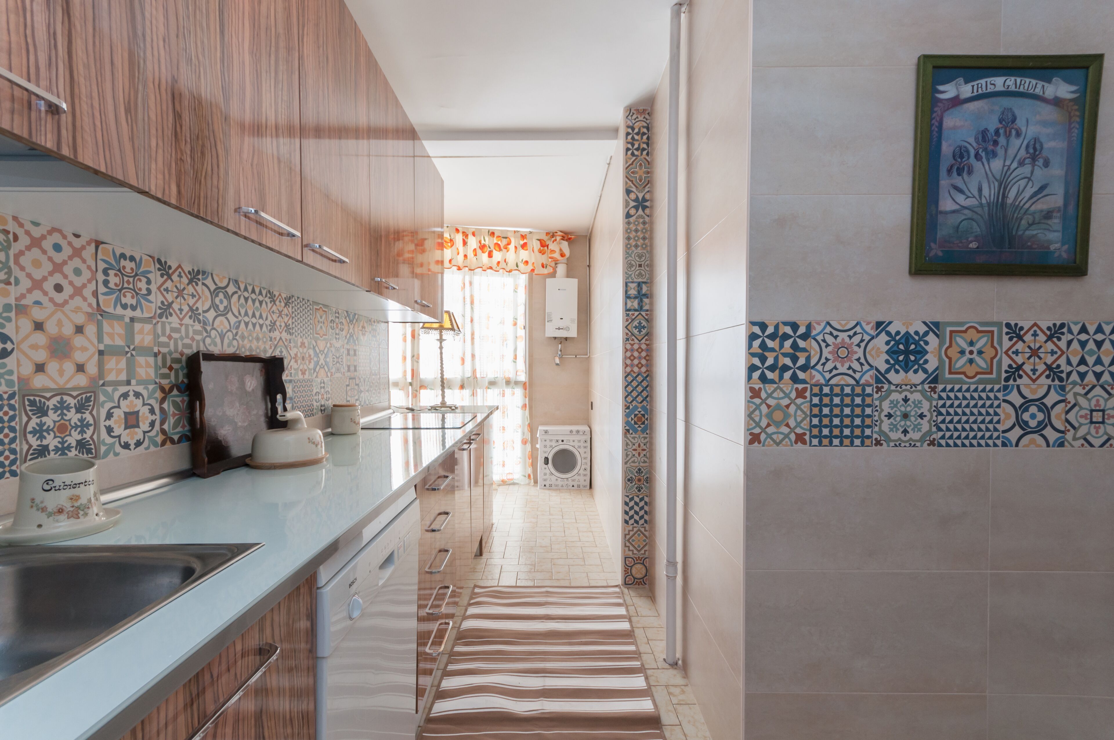 Een magnetron, een vaatwasser, een koffiezetapparaat/waterkoker