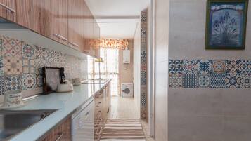 Een microgolfoven, een vaatwasser, een koffiezetapparaat/waterkoker