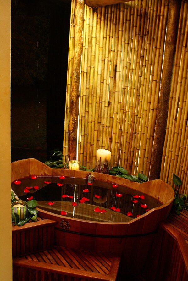 Bañera de hidromasaje cubierta