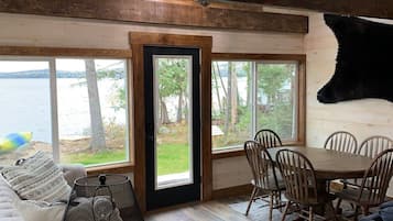 Una Smart TV, una chimenea, un reproductor de DVD, libros