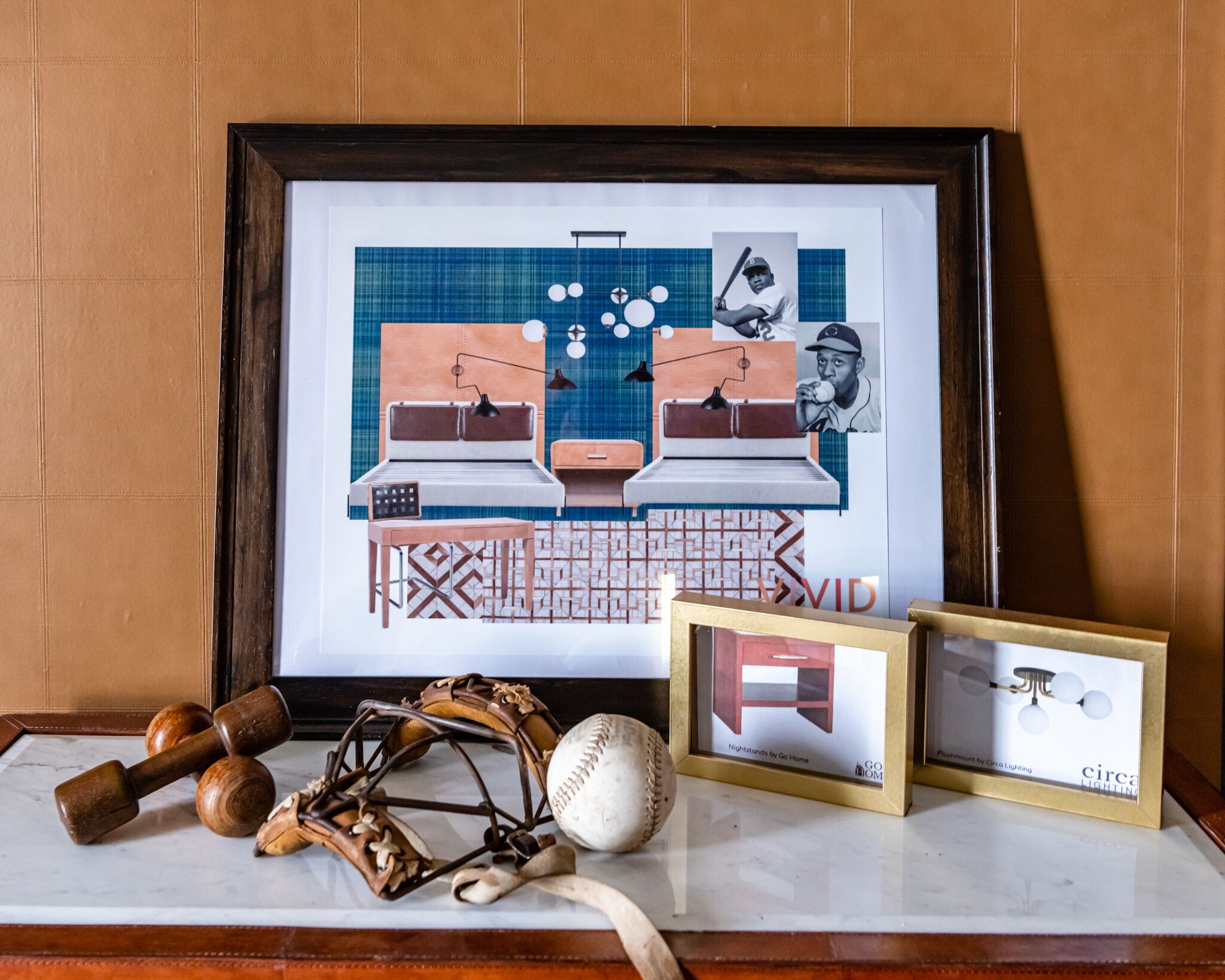 Ilustração emoldurada de um quarto com cama, mesas de cabeceira e escrivaninha.