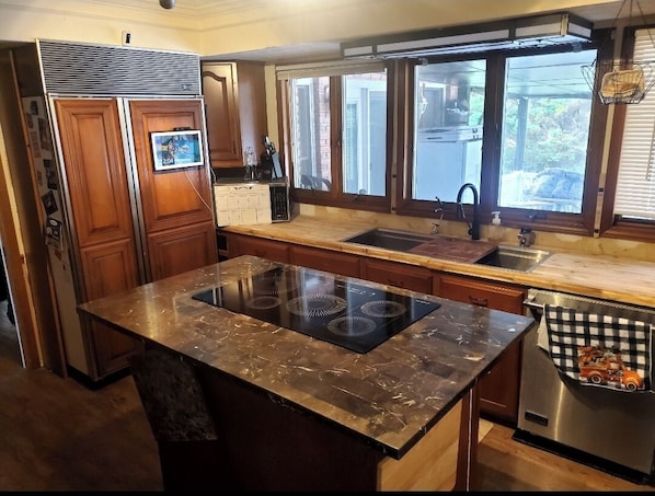 Coffee/tea maker, fridge, microwave, oven