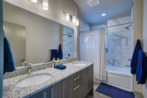 Shower, hair dryer, towels - Ponchita East- New 3 Bedroom in Poncha Springs- Minutes to Ski Monarch (Poncha Springs)