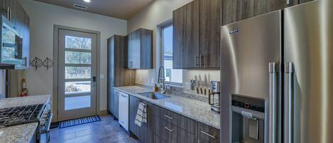 ثلاجة، ميكروويف، فرن، موقد طهي مسطح