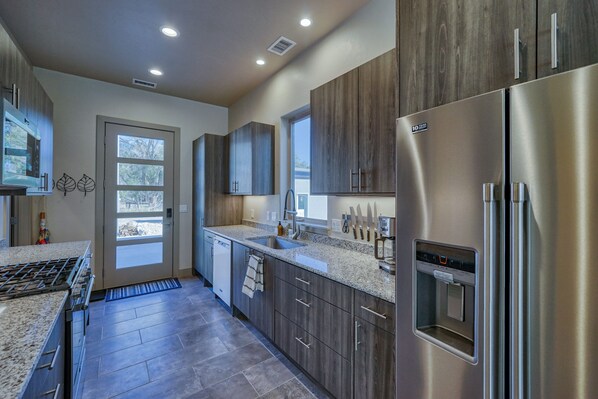 Réfrigérateur, four à micro-ondes, un four, surface de cuisson