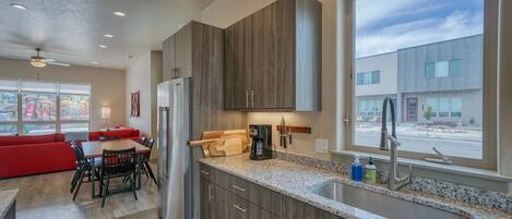 Frigorífic, microones, forn i placa de cuina