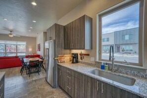 Réfrigérateur, four à micro-ondes, un four, surface de cuisson