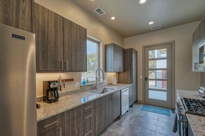 Réfrigérateur, four à micro-ondes, un four, surface de cuisson