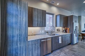 Réfrigérateur, four à micro-ondes, un four, surface de cuisson