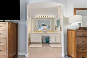 3 Schlafzimmer, Schreibtisch, Bügeleisen/Bügelbrett, Reisekinderbett