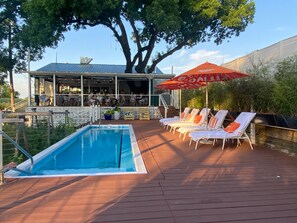 Piscina externa, funciona das 8h às meia-noite, barracas de cortesia