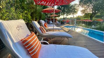 Piscine extérieure, cabanons gratuits, parasols de plage