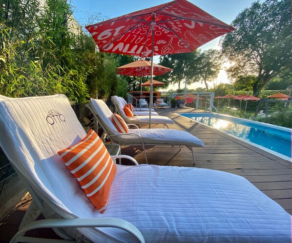 室外游泳池,開放時間為 08:00 至 00:00,提供免費遮陽小屋和泳池遮陽傘