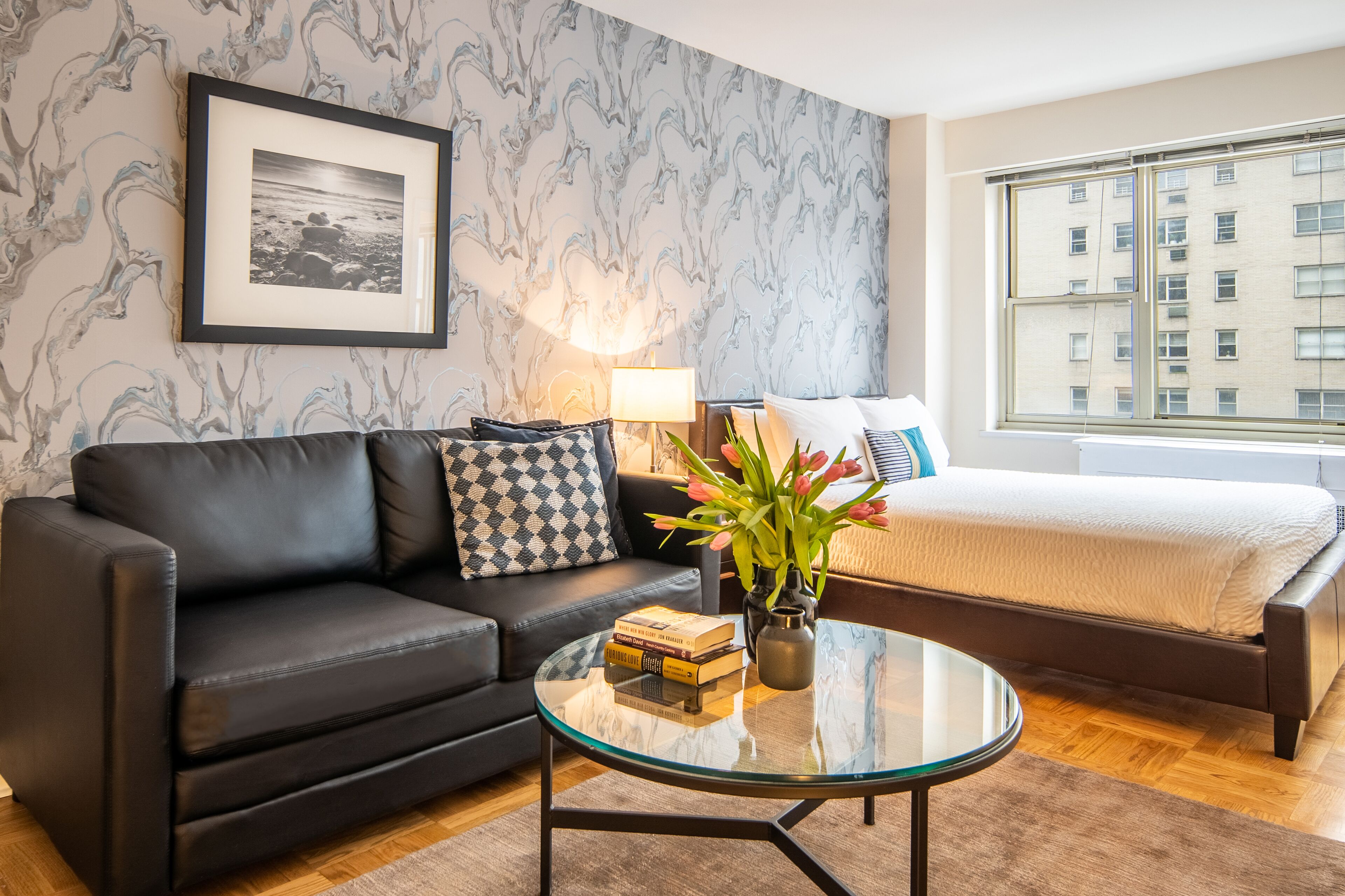 Tabla de planchar con plancha, wifi gratis y ropa de cama 