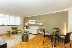 Unclassified image, 2 of 8, button