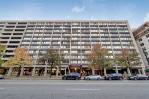Exterior - Beautiful Two Bedroom near Prudential Center (Boston)