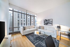 TV - Comfortable & Modern Two Bedroom in Midtown West (New York)