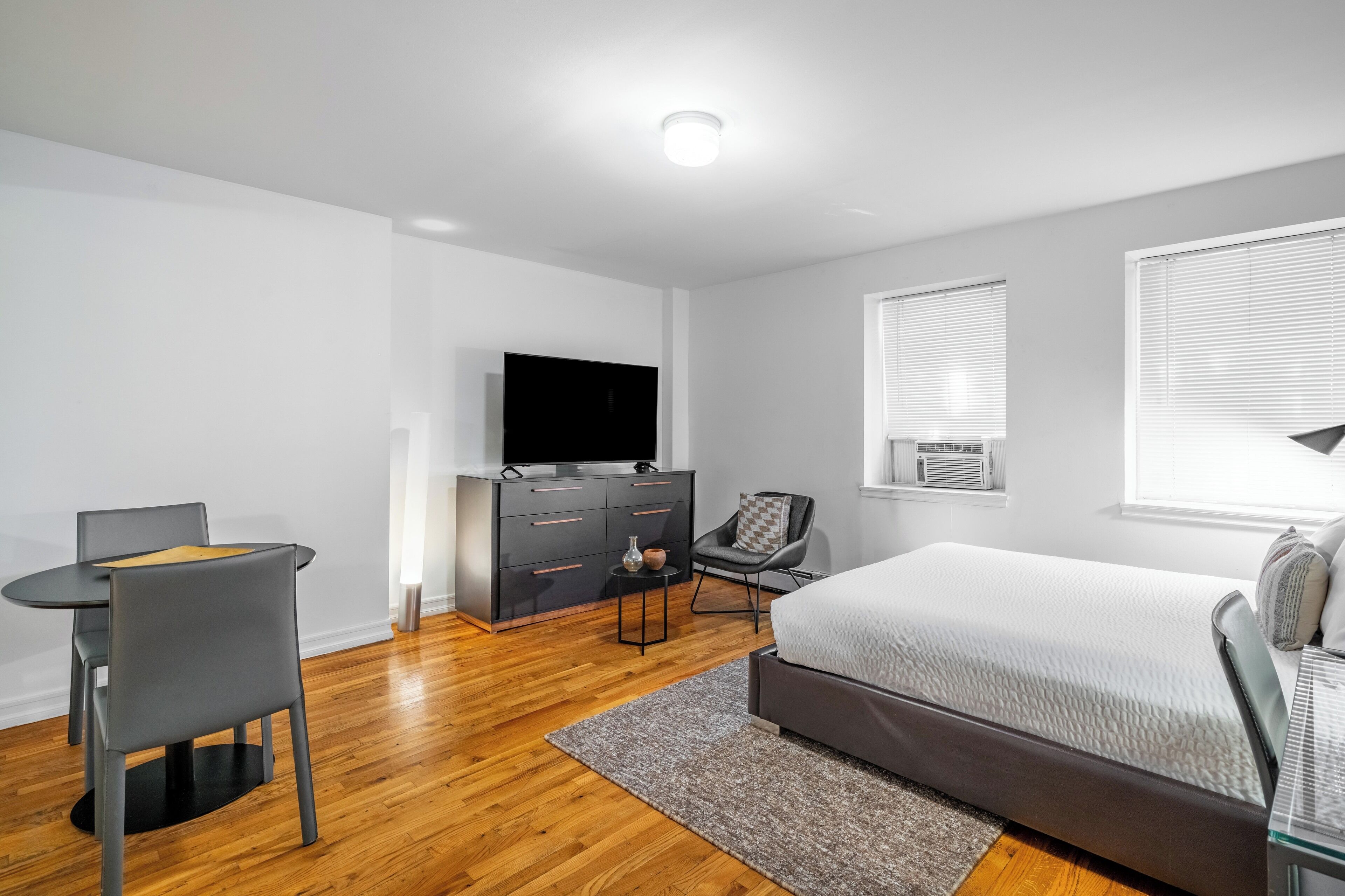 Een strijkplank/strijkijzer, gratis wifi