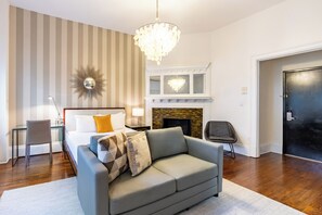 TV - Cultural UWS Stay | On-Site Laundry (New York)