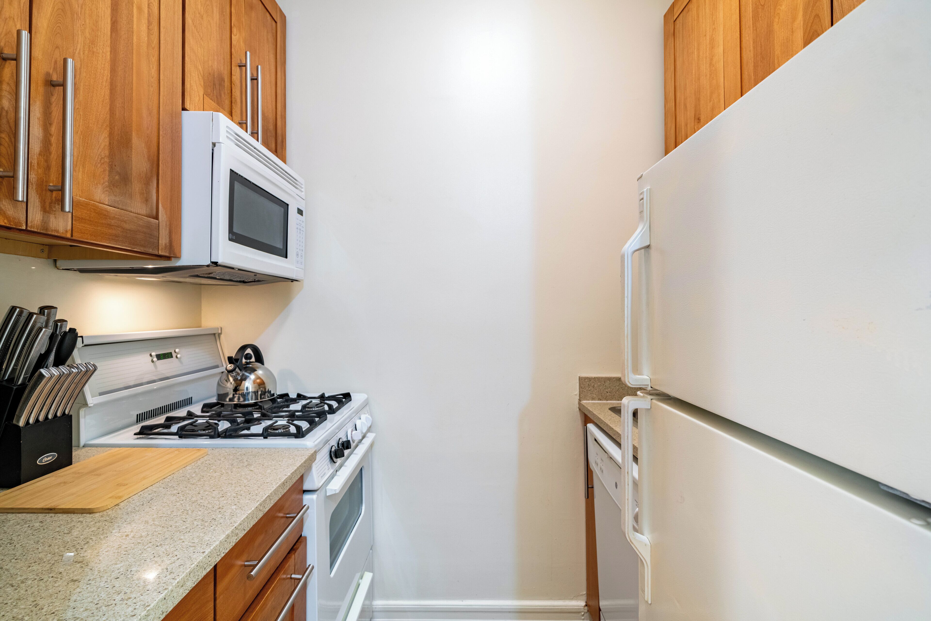 Coffee/tea maker, fridge, microwave, stovetop