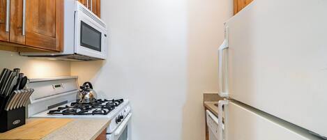 Coffee/tea maker, fridge, microwave, stovetop