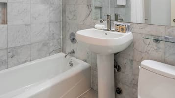 Een haardroger, shampoo