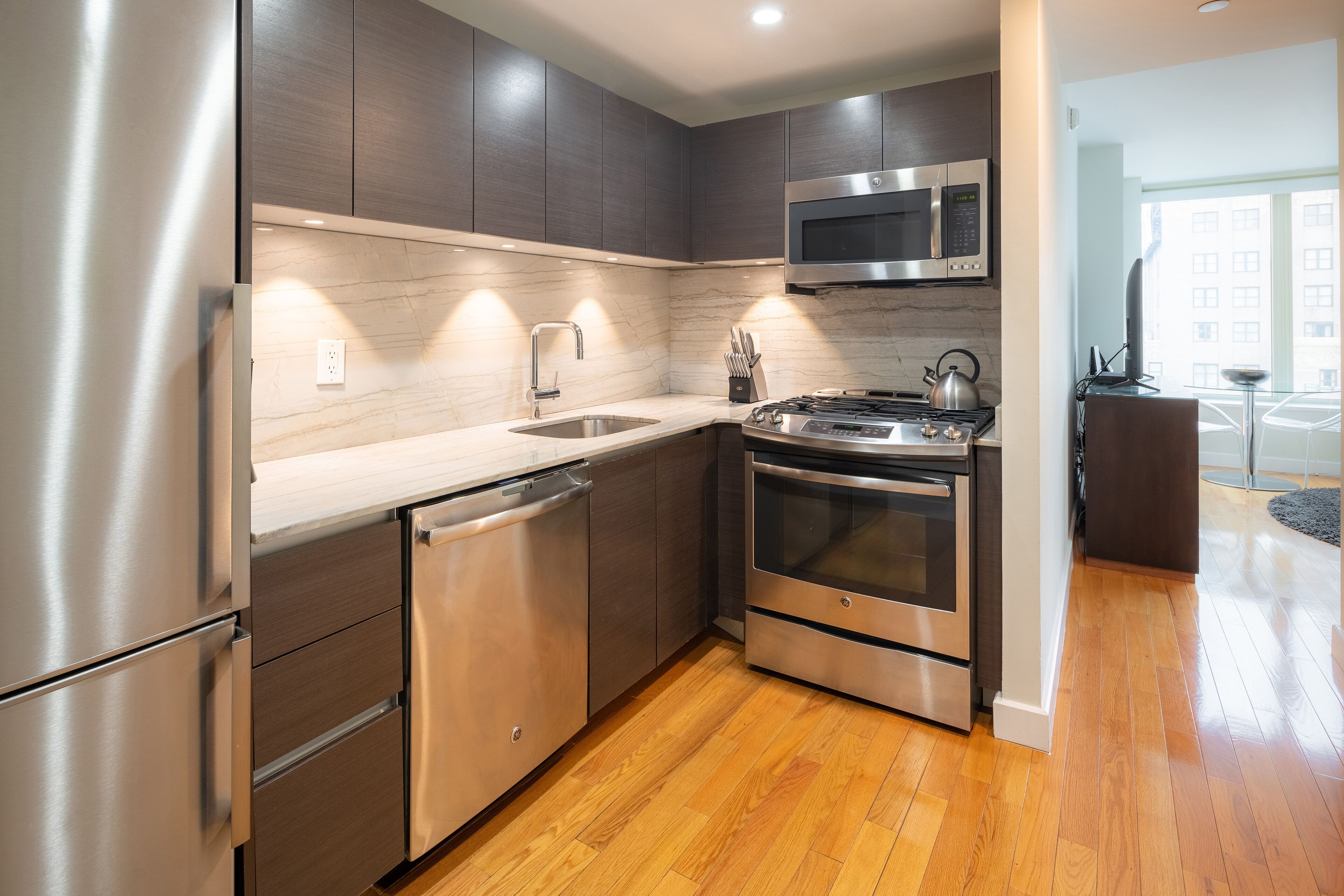 Kylskåp, mikrovågsugn, ugn och spishäll