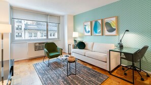 TV - Midtown West One Bedroom in Perfect Location (New York)