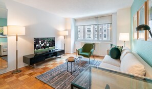 TV - Midtown West One Bedroom in Perfect Location (New York)