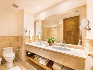 Combined shower/bathtub, hair dryer, bidet, towels - Spectacular Altos de Chavon apartment (La Romana)